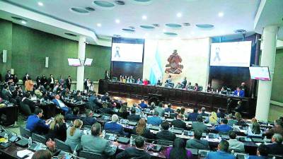 La sesión terminó a altas horas de la noche.