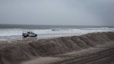 Los estados de la costa este de EUA se preparan ante posibles inundaciones y tormentas derivadas del huracán Joaquín.