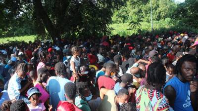 Migrantes haitianos y centroamericanos se encuentran varados en Tapachulas desde hace varios meses luego de que la Guardia Nacional les impidiera avanzar hacia EEUU.