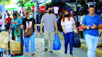 Evite detenerse y sacar grandes cantidades de dinero en la calle.