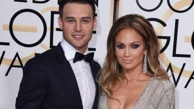 JLo y Ryan Guzman en los Globo de oro.