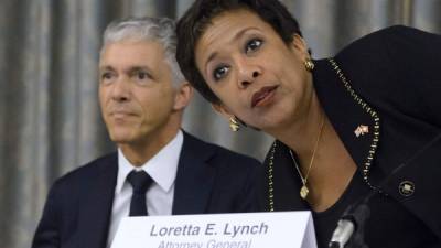 La Fiscal General de Estados Unidos Loretta Lynch y su homólogo suizo Michael Lauber, asisten a una conferencia de prensa sobre la corrupción en la FIFA. AFP