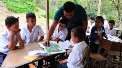 A pesar de no tener aula, el profesor Raúl Méndez impartió clases a los niños en la escuela de El Porvenir. Fotos: La prensa