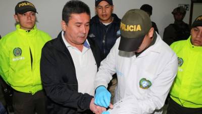 Pedro Rincón, conocido como 'Pedro Orejas', es custodiado por agentes colombianos.