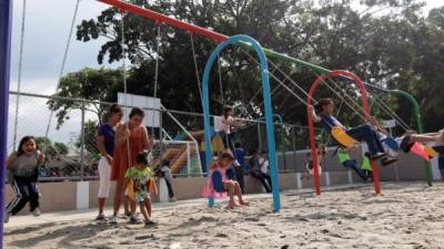 Niños de El Roble y la Buenos Aires en el área infantil del nuevo parque. fotos: g. sierra.