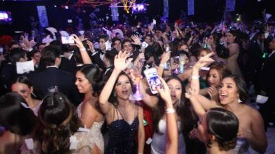 La felicidad era desbordante, los jovencitos disfrutaron hasta el amanecer.