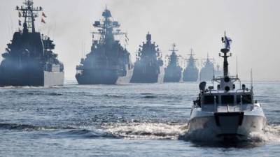 Buques de guerra de la armada rusa navegan durante el desfile de la flota rusa como parte de la celebración del Día de la Marina. AFP/Archivo