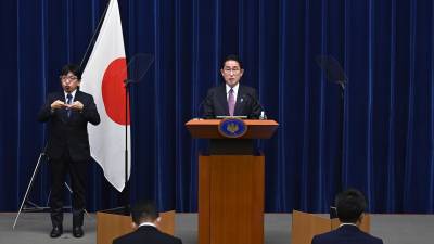 El primer ministro de Japón, Fumio Kishida (C), celebra una conferencia de prensa en Tokio, Japón, el 16 de diciembre de 2022.