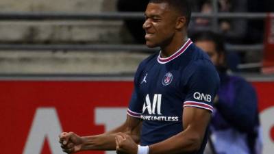 Kylian Mbappé celebrando uno de los dos goles que metió en la victoria de 2-0 del PSG ante Reims en el debut de Messi. Foto AFP.