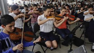 Jóvenes de la Orquesta Sinfónica Juvenil Don Bosco durante un ensayo, en el Polígono Industrial Don Bosco, en San Salvador.