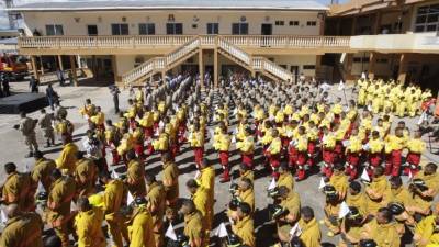 El presidente Juan Orlando Hernández presidió los actos de reconocimiento a los bomberos y luego dialogó en un ambiente fraterno con los líderes de los mercados.
