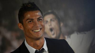 El portugués Cristiano Ronaldo, figura del Real Madrid, sonríe tras renovar su contrato con el club español.