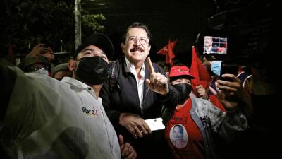 <b><span class=mln_uppercase_mln>En una conferencia de prensa, el expresidente Manuel Zelaya expresó la invitación de diálogo con el partido de oposición.</span></b>