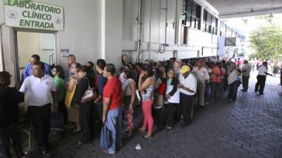 Una buena cantidad de personas llegó ayer al Seguro Social desde las 5:00 am.