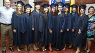 Ronald Vair, rector de la Escuela Internacional Sampedrana, las graduandas y la profesora Diane Morris. Foto: Cristina Santos