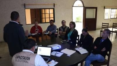 Los capacitadores del TSE en una jornada de formación para comunicadores sociales. foto: mariela tejada