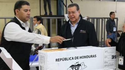 David Matamoros supervisa el proceso de conteo de actas físicas en el TSE.