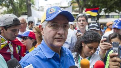 Ledezma se encontraba en su oficina cuando funcionarios del Sebin irrumpieron bruscamente sin orden de allanamiento, lo golpearon y se lo llevaron, según denunciaron ministros que lo acompañaban.