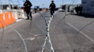 Agentes fronterizos y soldados del ejército de Estados Unidos participan en un simulacro antidisturbios. EFE/Miguel Sierra