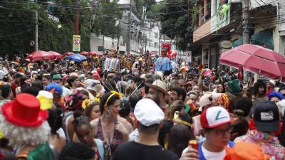 Personas mientras participan en un desfile en el primer día de carnaval en el barrio turístico de Santa Teresa en Río de Janeiro.