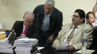 Mario Zelaya y sus abogados ayer durante el juicio que continuará el miércoles de la próxima semana.