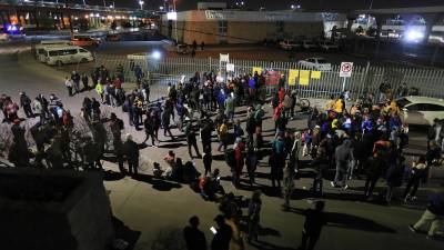 Un grupo de migrantes y familiares de personas fallecidas por un incendio realizaron una vigilia en memoria de las 38 víctimas, frente al Instituto Nacional de Migración (INM), en Ciudad Juárez.