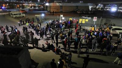 Un grupo de migrantes y familiares de personas fallecidas por un incendio realizaron una vigilia en memoria de las 38 víctimas, frente al Instituto Nacional de Migración (INM), en Ciudad Juárez.