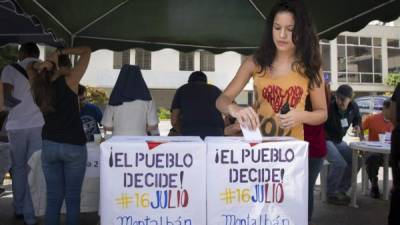 Ciudadanos asisten a la votación de la consulta popular este 16 de julio de 2017, en el barrio Mamera, Parroquia Antímano, en Caracas (Venezuela). EFE