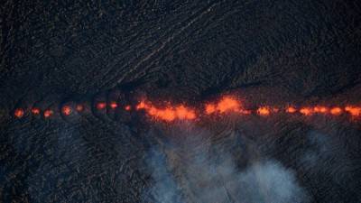 Vista aérea de la fisura 17 en erupción lo que genera preocupación por posibles explosiones y liberación de gases tóxicos. EFE