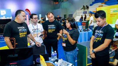 El alcalde Armando Calidonio y parte del equipo de T&M visitaron las mesas donde están trabajando los diez equipos. Fotos: Gilberto Sierra