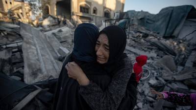 Dos mujeres palestinas lloran abrazadas junto a los escombros de un edificio destruido tras un ataque aéreo israelí, en Jan Yunis, en el sur de la Franja de Gaza, el 23 de noviembre de 2024. EFE/EPA/HAITHAM IMAD