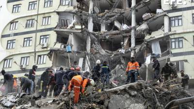 Socorristas fueron registrados este lunes, 6 de febrero, al buscar supervivientes en medio de los escombros de un edificio parcialmente derrumbado en Diyarbakir (Turquía), luego de los dos fuertes terremotos que esta madrugada azotaron a Siria y a Turquía.