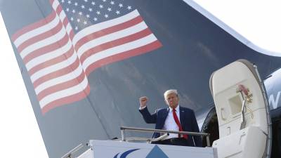 El exmandatario estadounidense fue recibido por un grupo de simpatizantes en el aeropuerto de Atlanta.