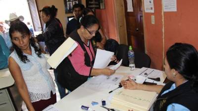Los padres de familia reclamando el bono.