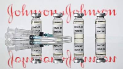 Las autoridades sanitarias de EEUU están evaluando seis casos de coágulos en pacientes ya vacunados. Foto AFP