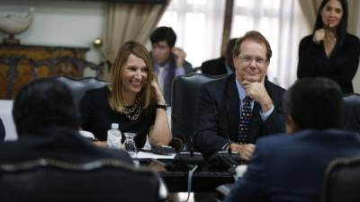 Heather Higginbottom y James Nealon durante la reunión del martes con el Presidente.