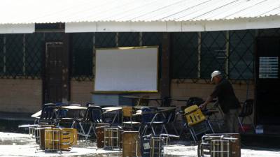 Personal de mantenimiento de la escuela Lila Luz de Maradiaga, repara los pupitres dañados. Algunos logran rescatarse, pero el déficit es mayor a los 100.