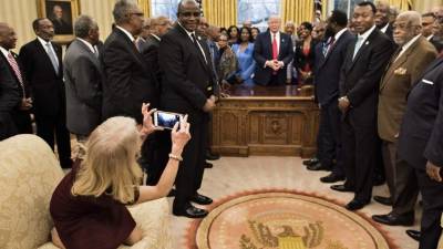 Kellyanne Conway, la asesora más polémica del presidente estadounidense Donald Trump, generó un escándalo denominado como el sofá-gate en ese país, tras dejarse fotografiar con los pies sobre un sofá de la oficina oval en la Casa Blanca.