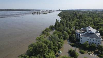 Imagen de las inundaciones en Nueva Kajovka, ciudad ocupada donde hay un gobierno instalado por Moscú, tras la destrucción de una de las mayores y más importantes presas de Ucrania.