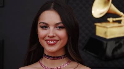 Olivia Rodrigo a su llegada a la 64 edición de los premios Grammy en Las Vegas (EE.UU.). EFE/EPA/DAVID SWANSON.