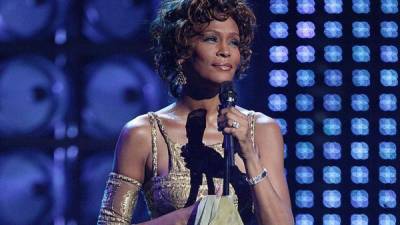 FILE PHOTO: Whitney Houston performs during the World Music Awards at the Thomas & Mack Center in Las Vegas, Nevada, as a tribute to music mogul Clive Davis, who received the Outstanding Contribution to the Music Industry Award, in this September 15, 2004, photo. REUTERS/Ethan Miller//File Photo