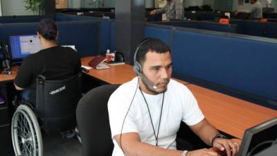 Wilmer ahora labora en un “call center”, el cual les da oportunidades a muchas personas que son rechazados por su condición o por haber sido deportados.