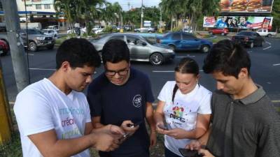 Un grupo de jóvenes sampedranos cazan los Pokémon recorriendo las calles de la capital industrial.