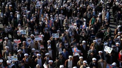 Clérigos iraníes participan en una concentración de apoyo al gobierno en Qom (Irán) este 3 de enero. EFE