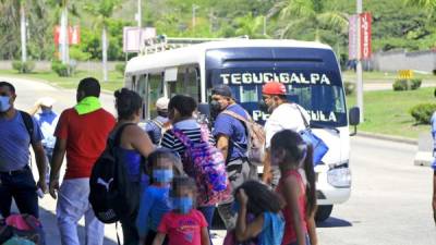 Situación. Aunque ha aumentado el número de viajeros a Tegucigalpa y Choloma, siguen sin llenar el total de asientos permitidos. Fotos: Melvin Cubas.