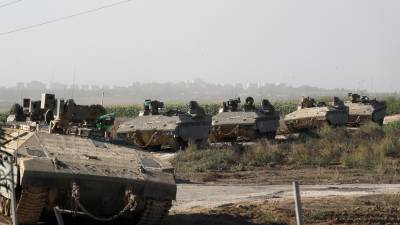 Maniobra de vehículos blindados de transporte de personal (APC) ‘Namer’ de las FDI en una zona a lo largo de la frontera con Gaza, sur de Israel, 13 de octubre de 2023.