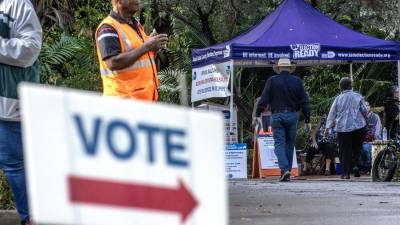 Varias urnas electorales fueron incendiadas en Arizona, Oregon y Washington en los últimos días.