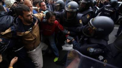 La votación se convirtió en una batalla campal entre los catalanes y la Guardia Civil.