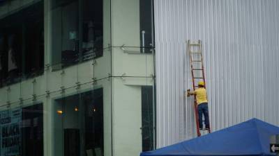 Para evitar ser víctimas de actos vandálicos, varios negocios de la capital industrial son reforzados.