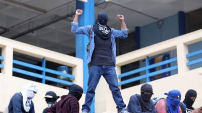 Vista unos estudiantes universitarios tras un enfrentamiento con guardias de seguridad privada hoy, lunes 17 de julio de 2017, en Tegucigalpa (Honduras). EFE